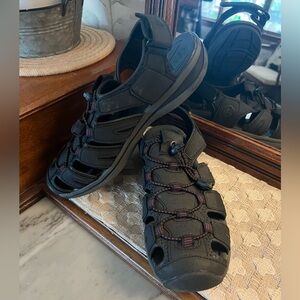 KHOMBU Classic Ashley Active Outdoor Athleisure Sandal Black Maroon Women's Sz 9